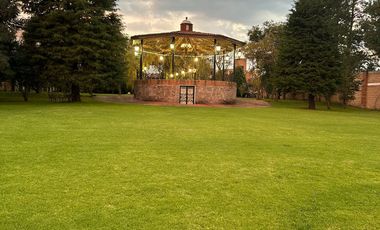 VENTA DE JARDIN DE FIESTAS, HERMOSO JARDIN DE FIESTAS CON ESPECTACULAR KIOSCO AL CENTRO, EN LA EXCLUSIVA ZONA CAMPESTRE DE CACALOMACAN