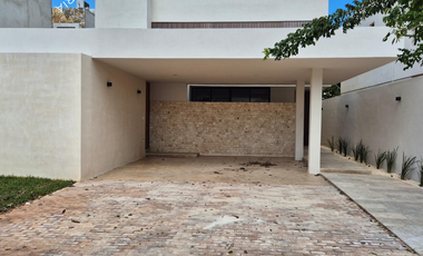 Casa nueva en venta con alberca y paneles dentro de residencial con amenidades premium al norte de Mérida