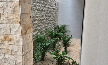 Casa nueva en venta con alberca y paneles dentro de residencial con amenidades premium al norte de Mérida
