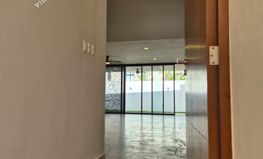 Casa nueva en venta con alberca y paneles dentro de residencial con amenidades premium al norte de Mérida