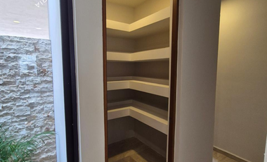 Casa nueva en venta con alberca y paneles dentro de residencial con amenidades premium al norte de Mérida