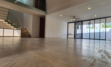 Casa nueva en venta con alberca y paneles dentro de residencial con amenidades premium al norte de Mérida