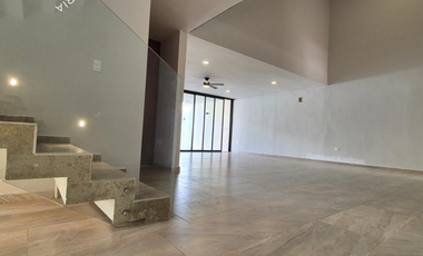 Casa nueva en venta con alberca y paneles dentro de residencial con amenidades premium al norte de Mérida