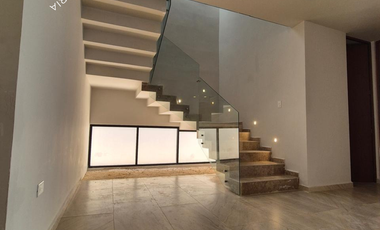 Casa nueva en venta con alberca y paneles dentro de residencial con amenidades premium al norte de Mérida