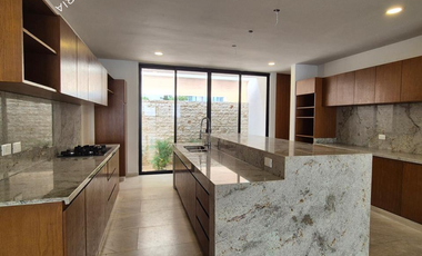 Casa nueva en venta con alberca y paneles dentro de residencial con amenidades premium al norte de Mérida