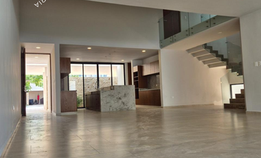 Casa nueva en venta con alberca y paneles dentro de residencial con amenidades premium al norte de Mérida