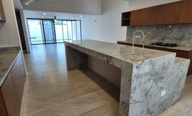 Casa nueva en venta con alberca y paneles dentro de residencial con amenidades premium al norte de Mérida