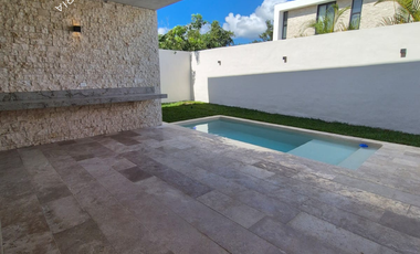 Casa nueva en venta con alberca y paneles dentro de residencial con amenidades premium al norte de Mérida