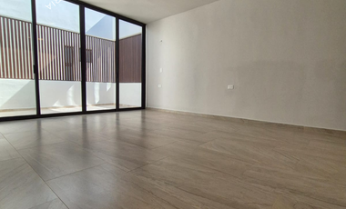 Casa nueva en venta con alberca y paneles dentro de residencial con amenidades premium al norte de Mérida