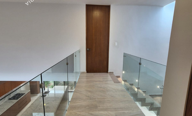 Casa nueva en venta con alberca y paneles dentro de residencial con amenidades premium al norte de Mérida