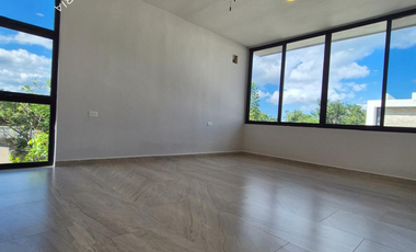 Casa nueva en venta con alberca y paneles dentro de residencial con amenidades premium al norte de Mérida