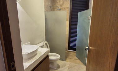 Casa nueva en venta con alberca y paneles dentro de residencial con amenidades premium al norte de Mérida