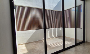 Casa nueva en venta con alberca y paneles dentro de residencial con amenidades premium al norte de Mérida
