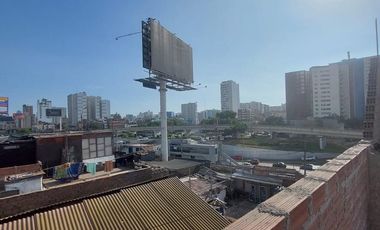 Venta de Casa Como Terreno en La Victoria