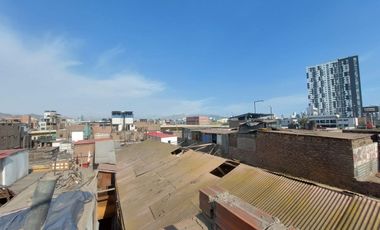 Venta de Casa Como Terreno en La Victoria