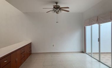RENTA CASA AMPLIOS ESPACIOS FRACCIONAMIENTO COSTA DE ORO