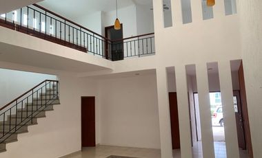 RENTA CASA AMPLIOS ESPACIOS FRACCIONAMIENTO COSTA DE ORO