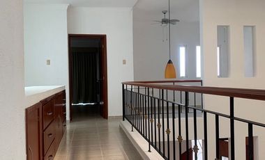 RENTA CASA AMPLIOS ESPACIOS FRACCIONAMIENTO COSTA DE ORO