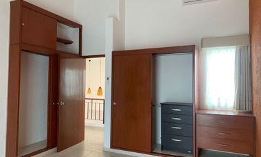 RENTA CASA AMPLIOS ESPACIOS FRACCIONAMIENTO COSTA DE ORO