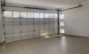 RENTA CASA AMPLIOS ESPACIOS FRACCIONAMIENTO COSTA DE ORO