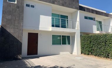 BONITA CASA AMUEBLADA EN RENTA EN RESIDENCIAL CON CASA CLUB, CERCA DE POLIFORUM