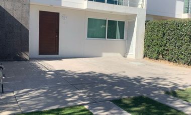 BONITA CASA AMUEBLADA EN RENTA EN RESIDENCIAL CON CASA CLUB, CERCA DE POLIFORUM