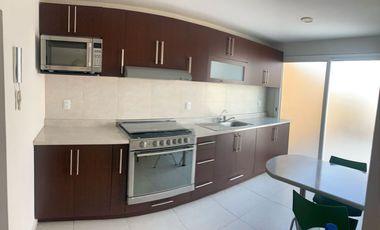 BONITA CASA AMUEBLADA EN RENTA EN RESIDENCIAL CON CASA CLUB, CERCA DE POLIFORUM