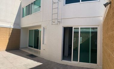 BONITA CASA AMUEBLADA EN RENTA EN RESIDENCIAL CON CASA CLUB, CERCA DE POLIFORUM