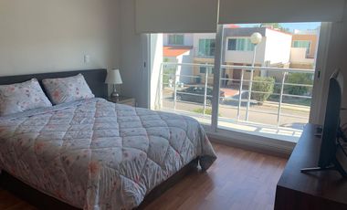 BONITA CASA AMUEBLADA EN RENTA EN RESIDENCIAL CON CASA CLUB, CERCA DE POLIFORUM