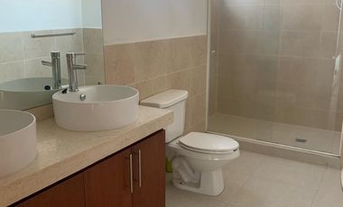 BONITA CASA AMUEBLADA EN RENTA EN RESIDENCIAL CON CASA CLUB, CERCA DE POLIFORUM