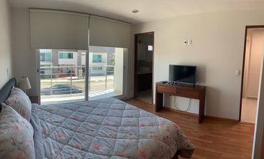 BONITA CASA AMUEBLADA EN RENTA EN RESIDENCIAL CON CASA CLUB, CERCA DE POLIFORUM