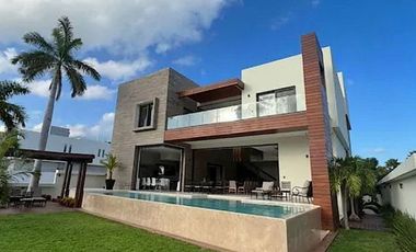 Casa con acceso a la playa, en venta, Puerto Cancún