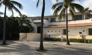 Casa con acceso a la playa, en venta, Puerto Cancún