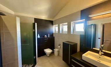 LAS CAÑADAS CASA EN VENTA CON HERMOSA VISTA A 3 MIN DEL COLEGIO