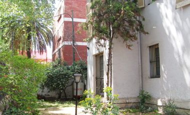 En arriendo excelente casa grande en pleno providencia, sector de hospitales, clínicas laboratorios, etc.,