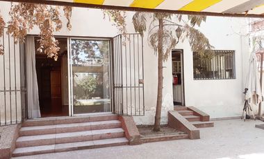 En arriendo excelente casa grande en pleno providencia, sector de hospitales, clínicas laboratorios, etc.,