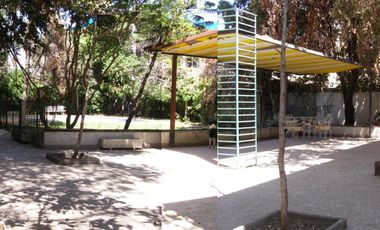 En arriendo excelente casa grande en pleno providencia, sector de hospitales, clínicas laboratorios, etc.,
