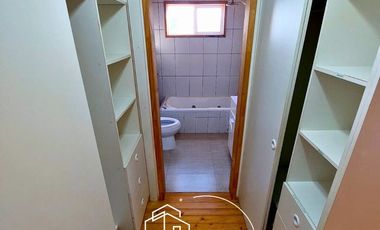SE ARRIENDA ESPECTACULAR PARCELA CON 2 CASAS Y UN TALLER O ESPACIO MULTIFUNCIONAL