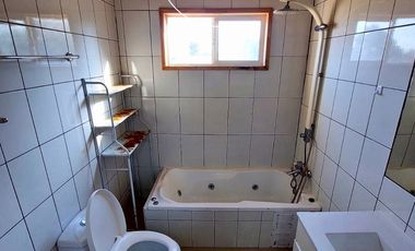 SE ARRIENDA ESPECTACULAR PARCELA CON 2 CASAS Y UN TALLER O ESPACIO MULTIFUNCIONAL