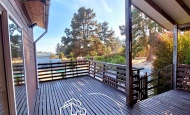 SE ARRIENDA ESPECTACULAR PARCELA CON 2 CASAS Y UN TALLER O ESPACIO MULTIFUNCIONAL