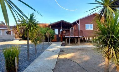 SE ARRIENDA ESPECTACULAR PARCELA CON 2 CASAS Y UN TALLER O ESPACIO MULTIFUNCIONAL
