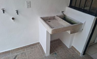 Casa en venta de dos niveles  a pasos de la Av. Francisco Villa
