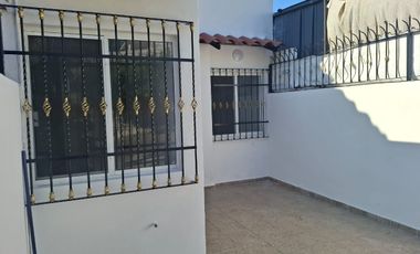 Casa en venta de dos niveles  a pasos de la Av. Francisco Villa