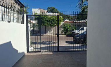Casa en venta de dos niveles  a pasos de la Av. Francisco Villa