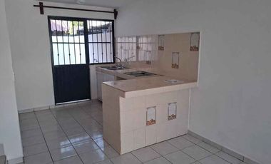 Casa en venta de dos niveles  a pasos de la Av. Francisco Villa