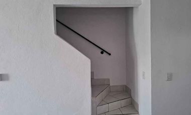 Casa en venta de dos niveles  a pasos de la Av. Francisco Villa