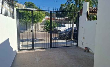 Casa en venta de dos niveles  a pasos de la Av. Francisco Villa