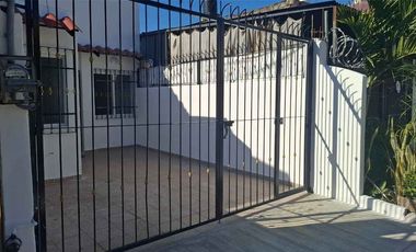 Casa en venta de dos niveles  a pasos de la Av. Francisco Villa