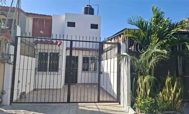 Casa en venta de dos niveles  a pasos de la Av. Francisco Villa