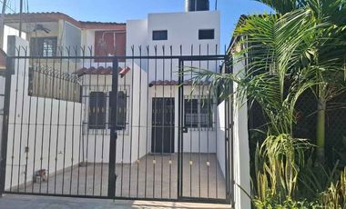Casa en venta de dos niveles  a pasos de la Av. Francisco Villa